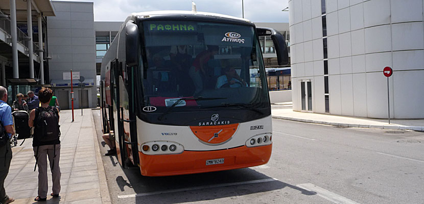 Buss från Atens flygplats till hamnen i Rafina.