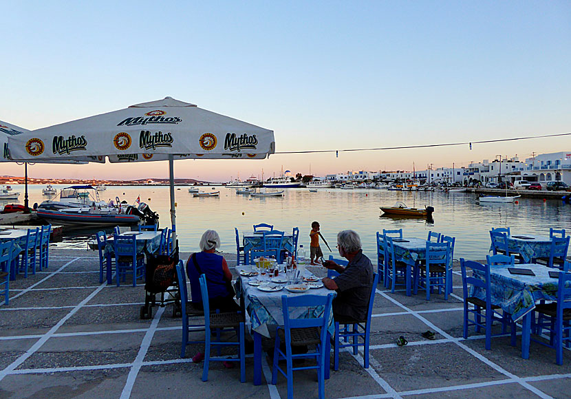 Det finns många bra restauranger som serverar god grekisk mat på Antiparos i Kykladerna.
