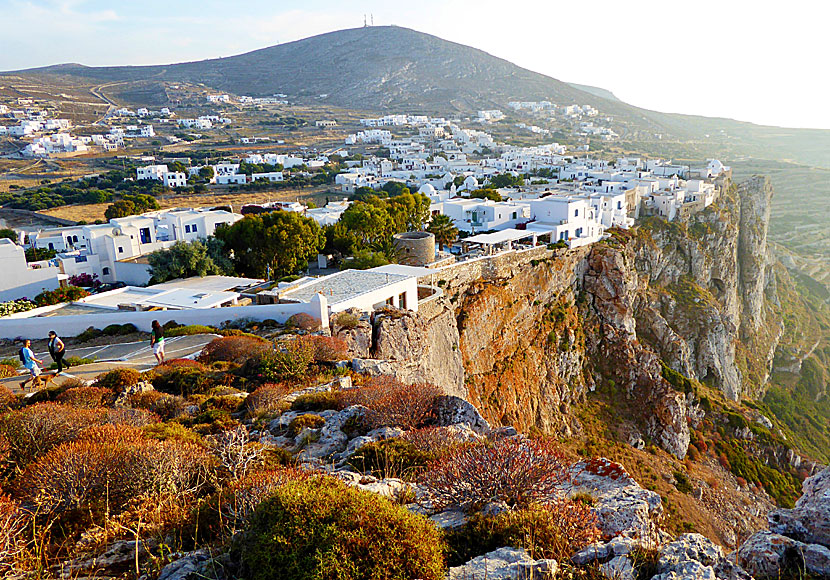 Bilfria Chora på Folegandros i Kykladerna ligger mycket vackert. 