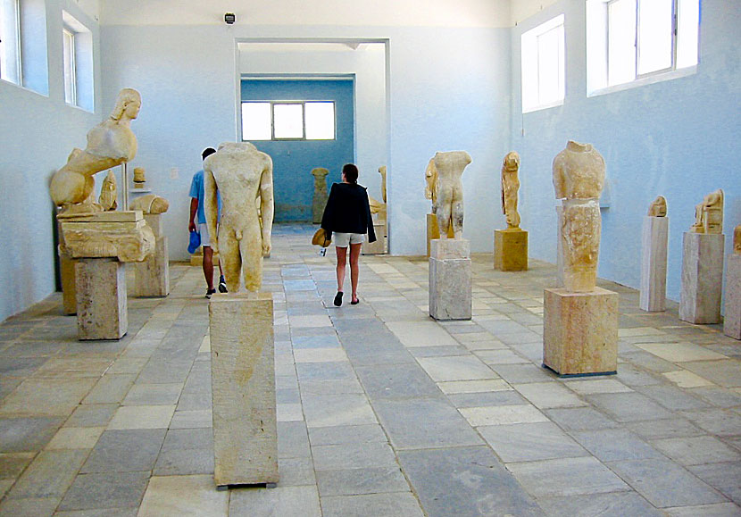 På ön Delos i Kykladerna finns ett intressant museum med antika statyer. 
