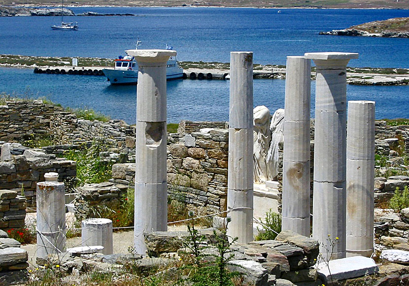 Antika tempel och statyer nära hamnen på Delos i Kykladerna.