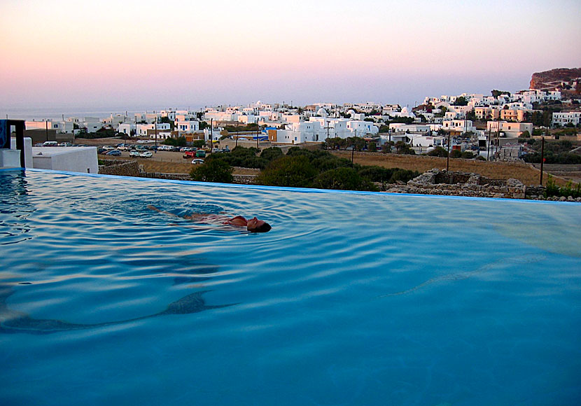Det finns många bra hotell och pensionat med swimmingpool på Folegandros.