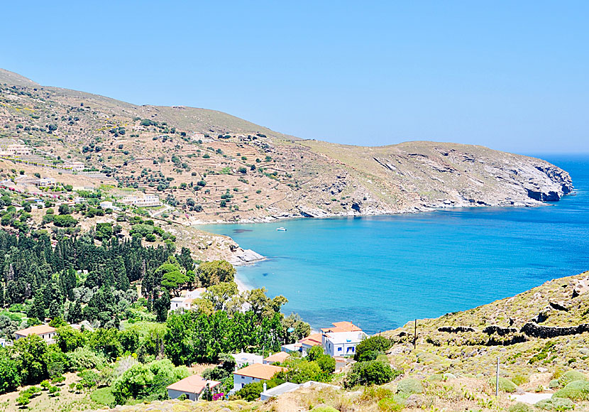 Hyra bil, moped och cykel på Andros och köra till Gialia beach.