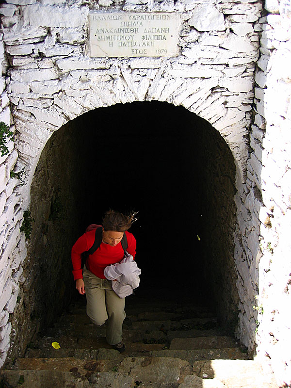 Katafiki Cave i Dryopida på Kithnos är en av Kykladernas finaste grottor. 