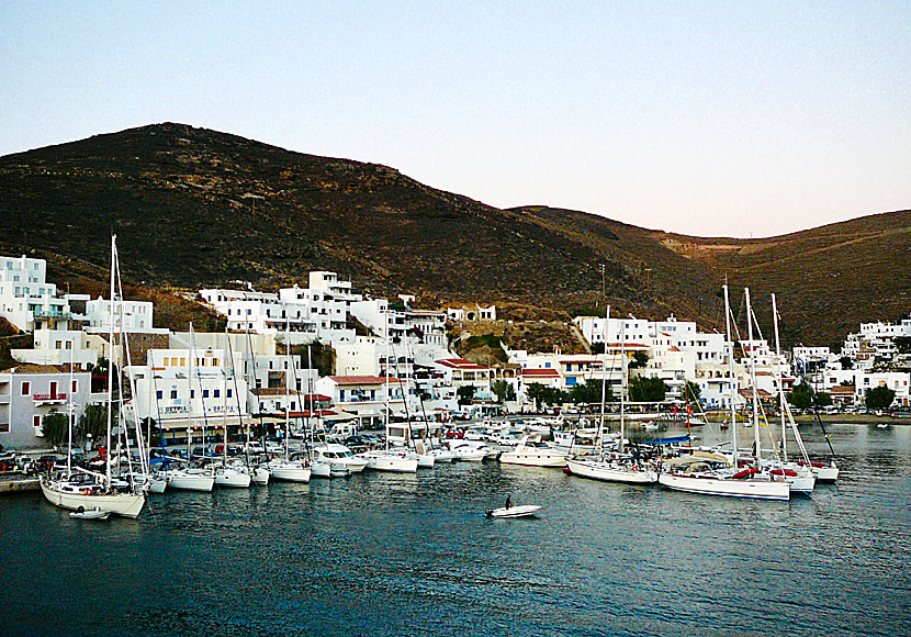 Merichas på Kithnos är en populära natt hamn för seglare med sina segelbåtar.