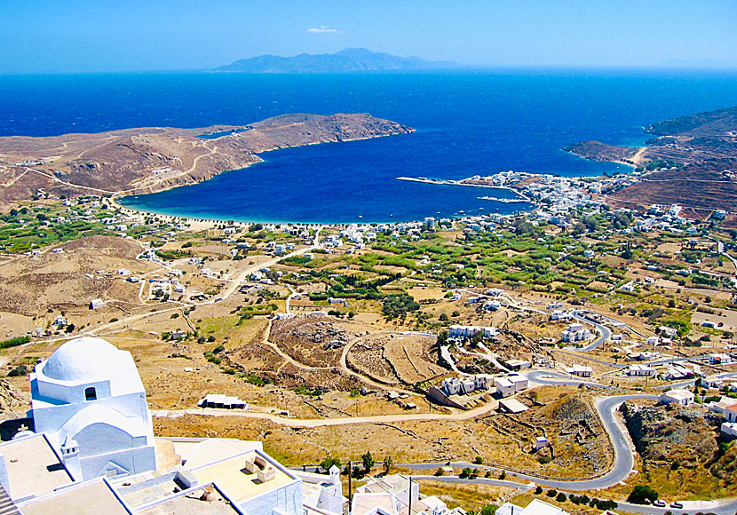 Utsikt över Livadi och Livadaki från Chora på Serifos i Grekland.