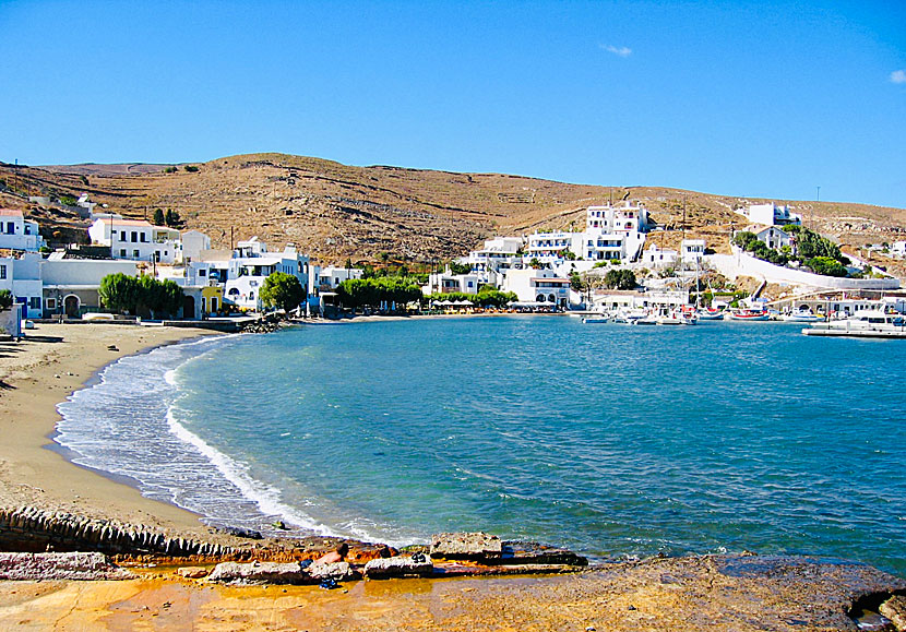 Stranden och de heta källorna i Loutra på Kithnos.