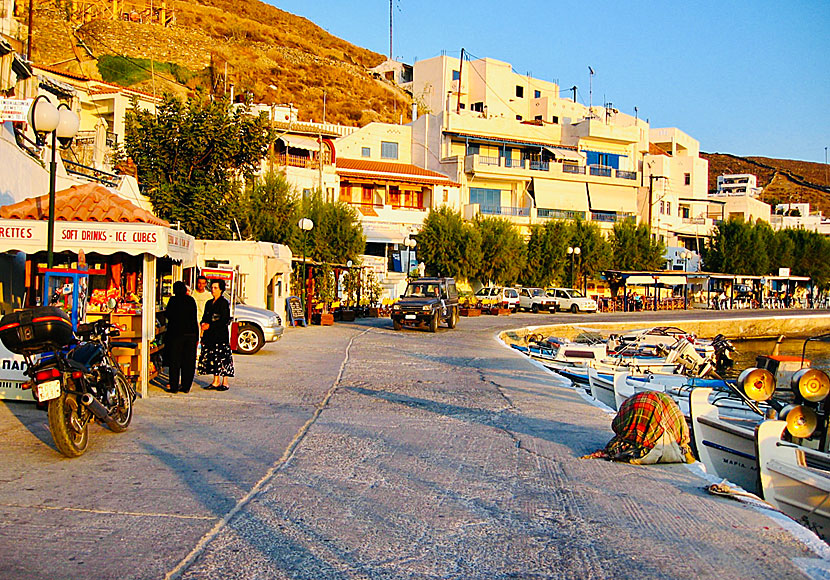 Hamnpromenaden i Merichas på Kithnos kantas av restauranger och tavernor. 