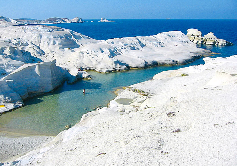 Sarakiniko på Milos är en av Greklands och Kykladernas häftigaste strand och klippbad. 