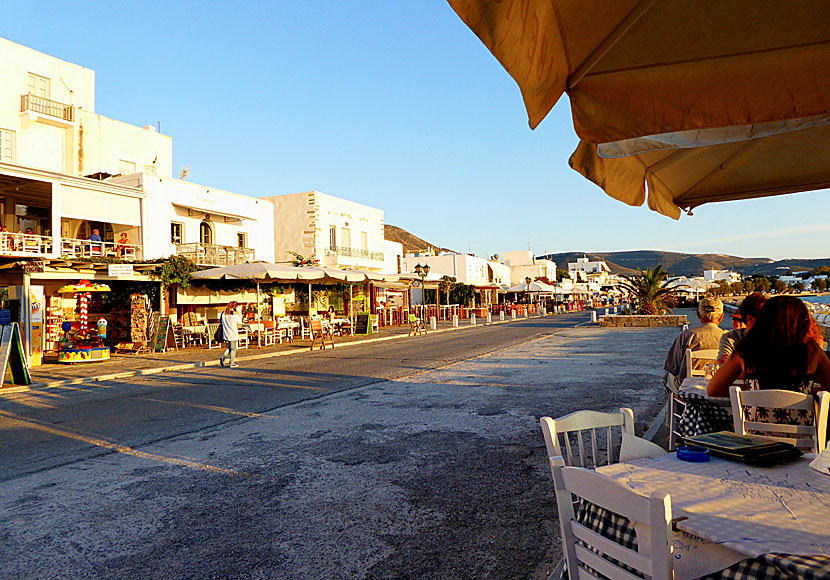 Tavernor och restauranger längs hamnpromenaden i Parikia på Paros.