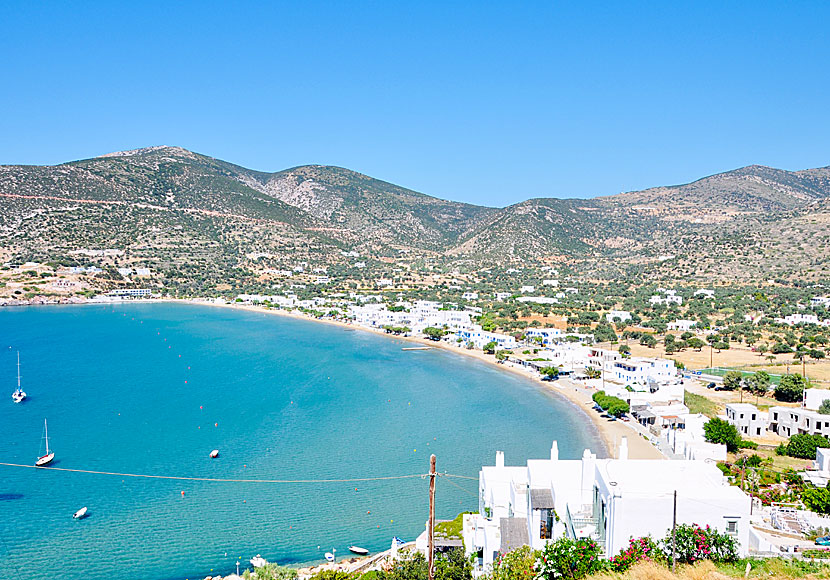 I Platys Gialos på Sifnos finns en lång sandstrand och bra hotell och tavernor.