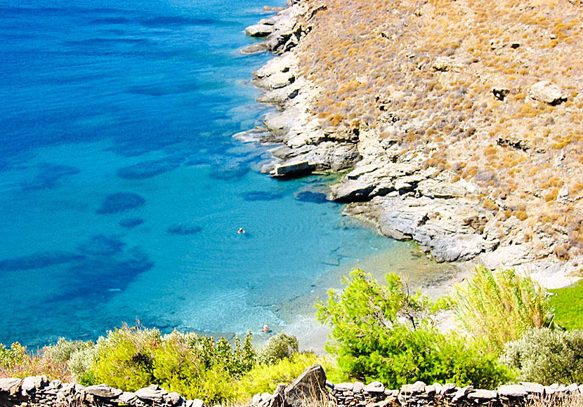 Snorkla med snorkel och mask i havet som omger ön Kithnos.