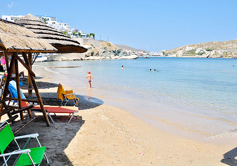 Sandstranden Achladi beach på Syros är långrund och passar små barn. 