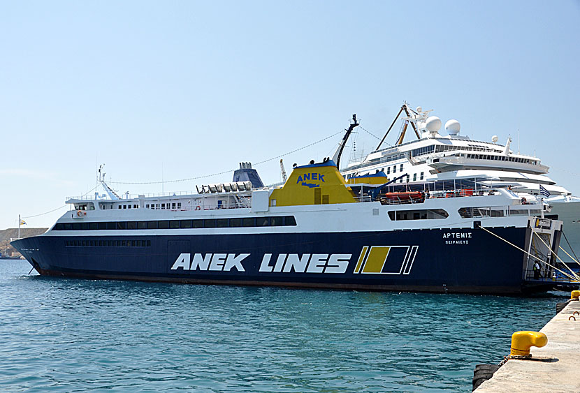 Färjan Artemis i hamnen i Ermoupolis på Syros.