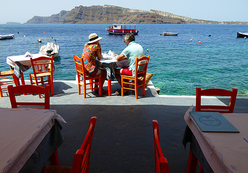 Ön Thirasia sett från Ammoudi under Oia på Santorini. 