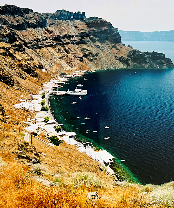 Bad och stränder på Santorinis grannö Thirasia. Korfos beach. 