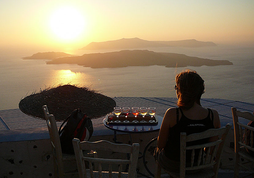 Solnedgången över Thirasia sett från Santo Wines på Santorini.  