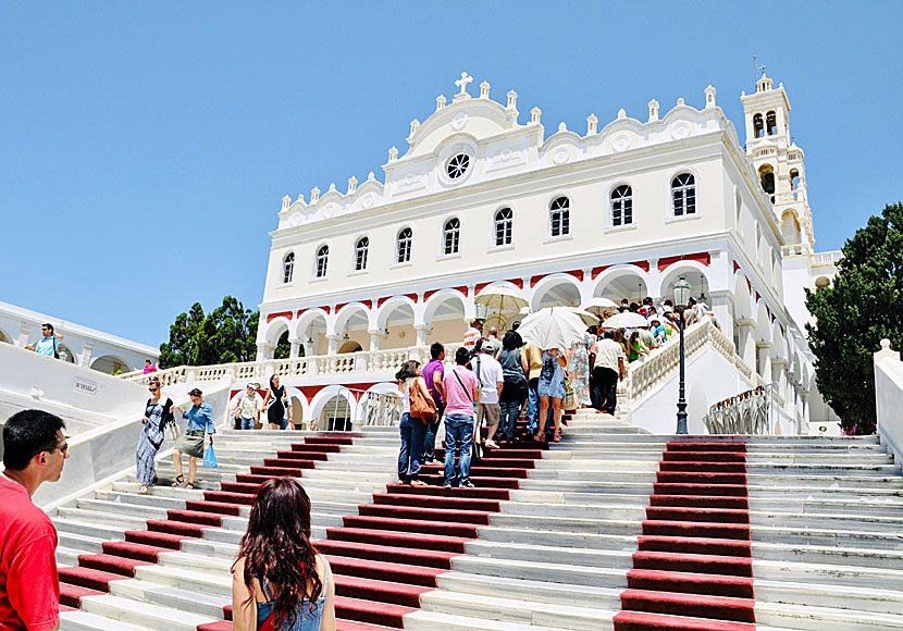 Panagia Evangelistria på Tinos är en av Greklands viktigaste kyrkor.