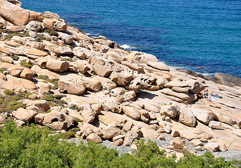 Ovanför Livada beach på Tinos finns massor med häftiga klippor. 