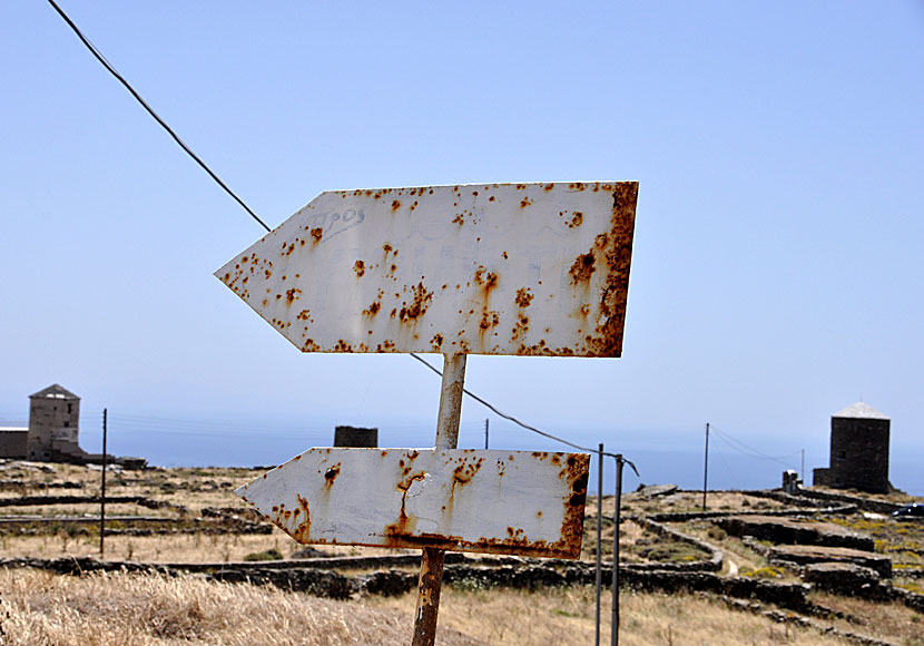 Köra bil med karta på vägarna runt ön Tinos.  