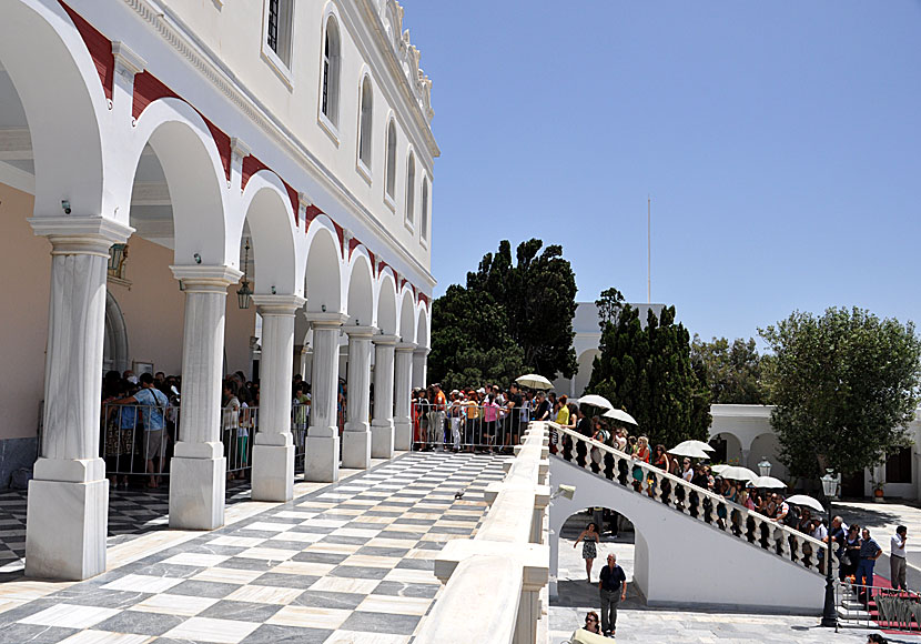 Lång kö till den heliga ikonen i kyrkan på Tinos i Grekland. 