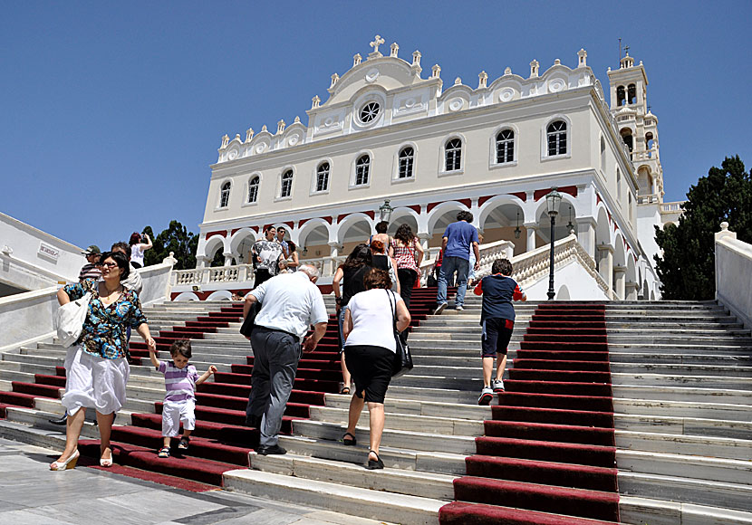 Panagia Evangelistria i Tinos stad är Greklands viktigaste kyrka.