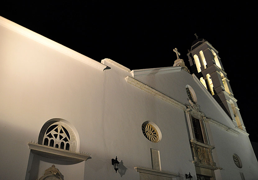Det finns mängder med vackra kyrkor på Tinos i Kykladerna.   