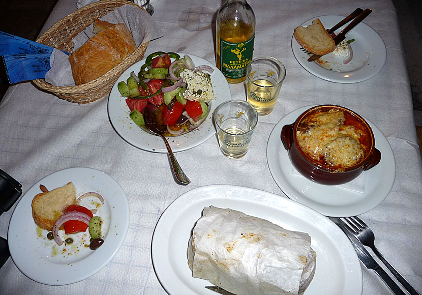 Malamatina retsina, Kleftiko och Giovetsi på Restaurant Malametenia i Tinos stad. 