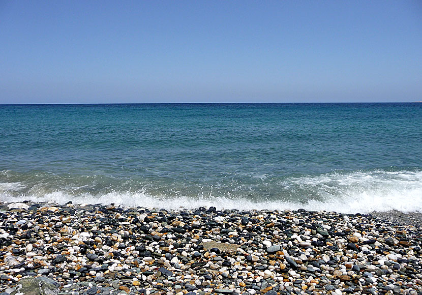 På Lichnaftia beach på Tinos är det svårt att bada på grund av stora klapperstenar.