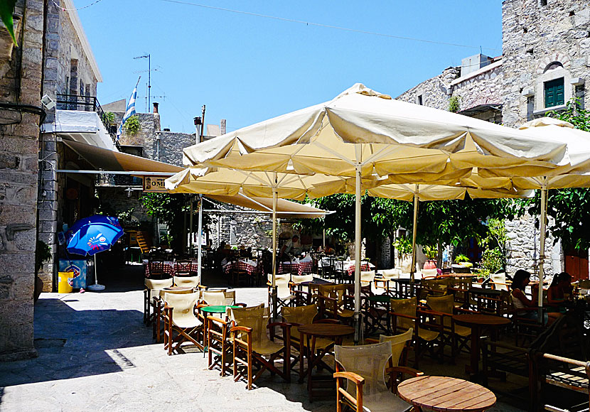 På torget i den bilfria mastixbyn Mesta på Chios finns flera bra grekiska restauranger och tavernor. 
