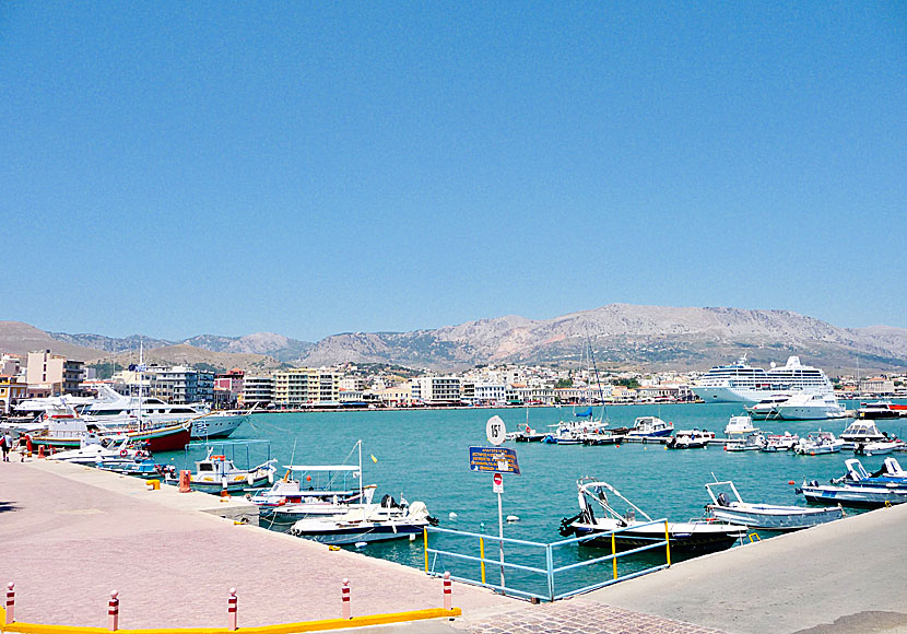 Från hamnen i Chios stad går det färjor till Pireus, Samos och Lesbos. 