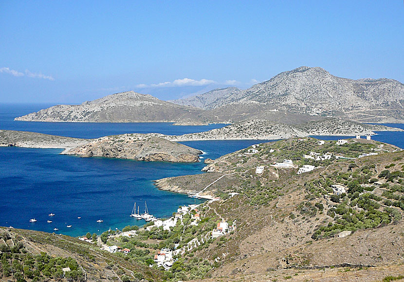 Fourni är en av flera öar i en liten inofficiell ögrupp som består av tolv öar, nio små och tre stora, de större öarna är Agios Minas, Fourni och Thymena.