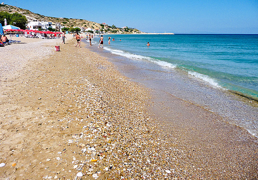 Komi beach söder om Agia Fotini och söder om Chios stad.
