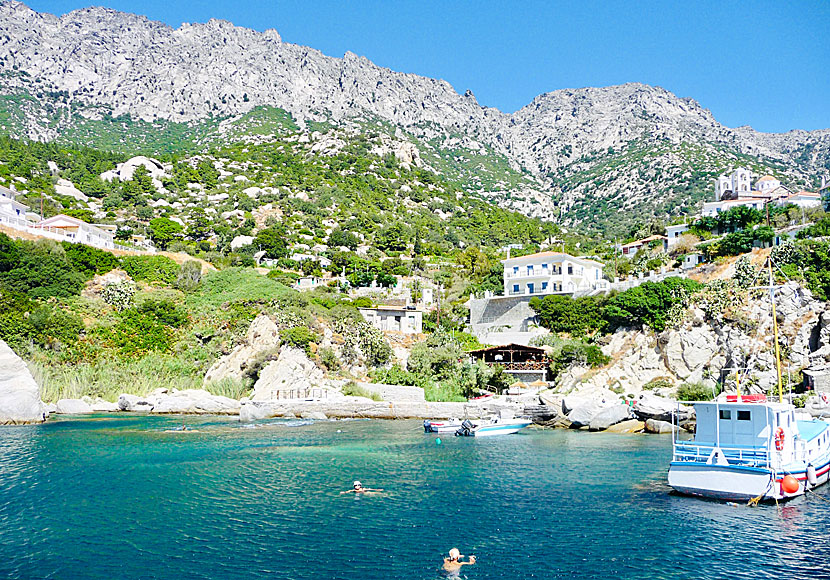 Missa inte den gulliga lilla byn Magganitis nära stranden Seychellerna när du är på Ikaria.