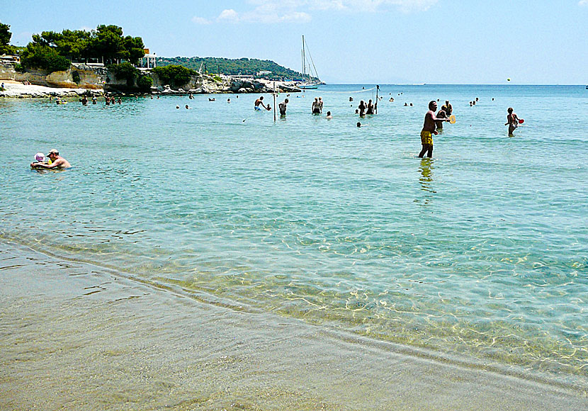 Den långgrunda barnvänliga stranden i Agia Marina på Egina.