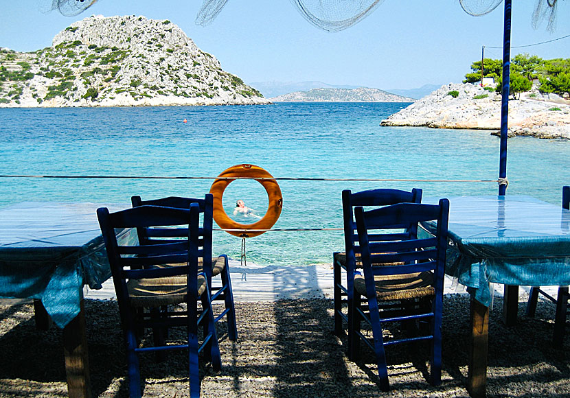 Aponisos beach och taverna på ön Agistri i Saroniska övärlden.