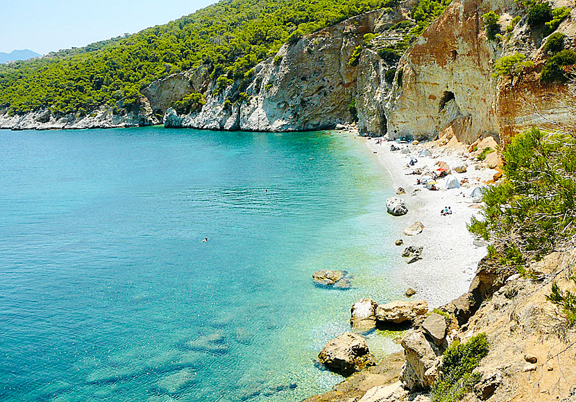 Chalikiada beach på Agistri är öns officiella nudiststrand. 