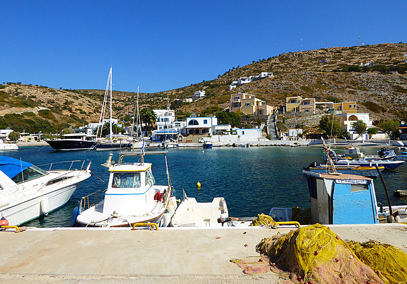 Hamnen för färjor och andra båtar.  Antikythira.