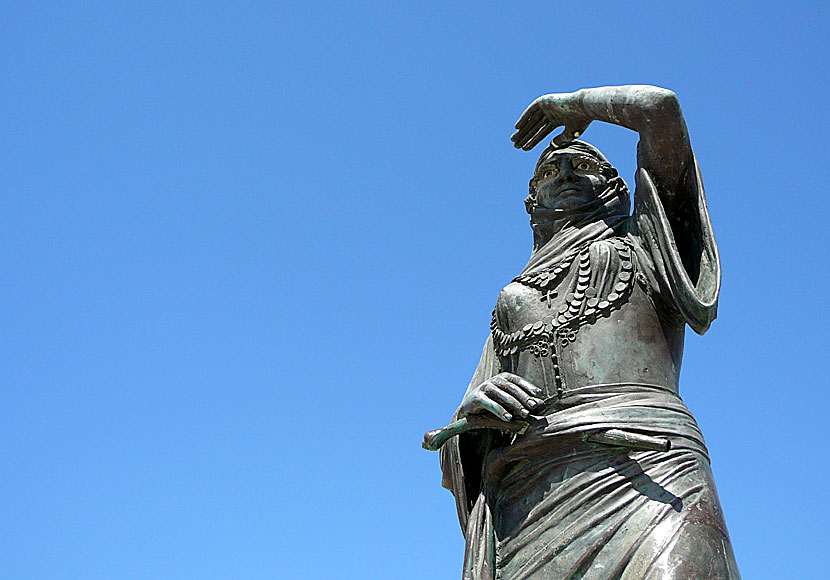 Statyn över frihetshjälten Laskarina Bouboulina på ön Spetses i den Saroniska grekiska övärlden. 