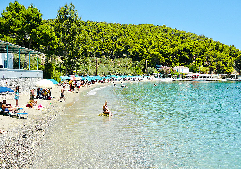 Monastiri beach ligger under klostret Zoodochos Pigis på ön Poros.