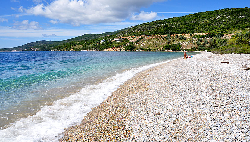 En av stränderna i Agios Dimitrios på Alonissos. 