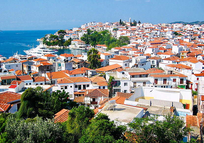 Skiathos stad är öns största turistort och en av de finaste byarna i Sporaderna.