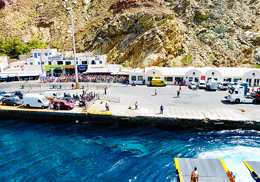Hamnen på Santorini är en av Greklands mest trafikerade hamnar. Många öluffare börjar sin båtluff här. 