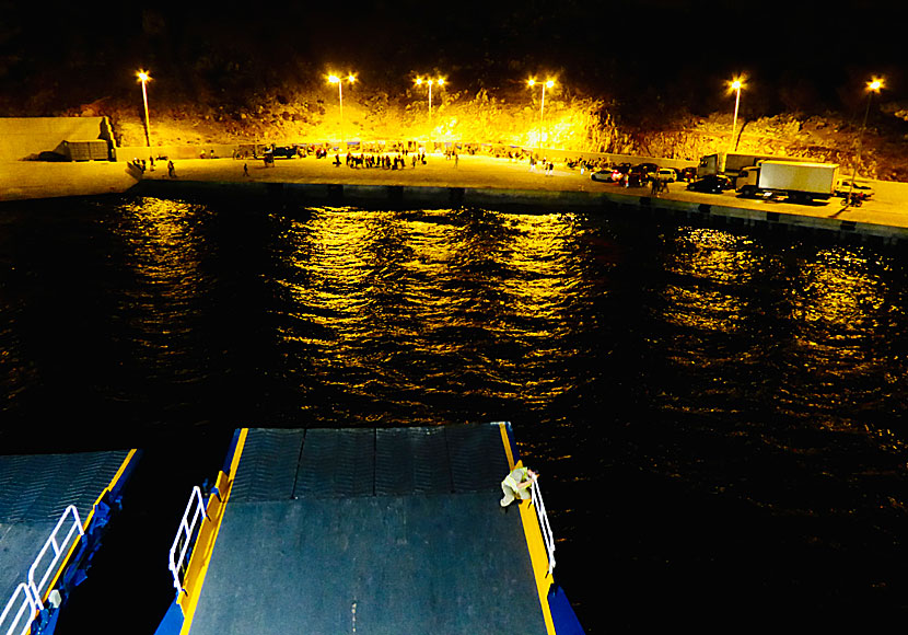 Blue Star Ferries lägger till i hamnen på Symi i Dodekaneserna.