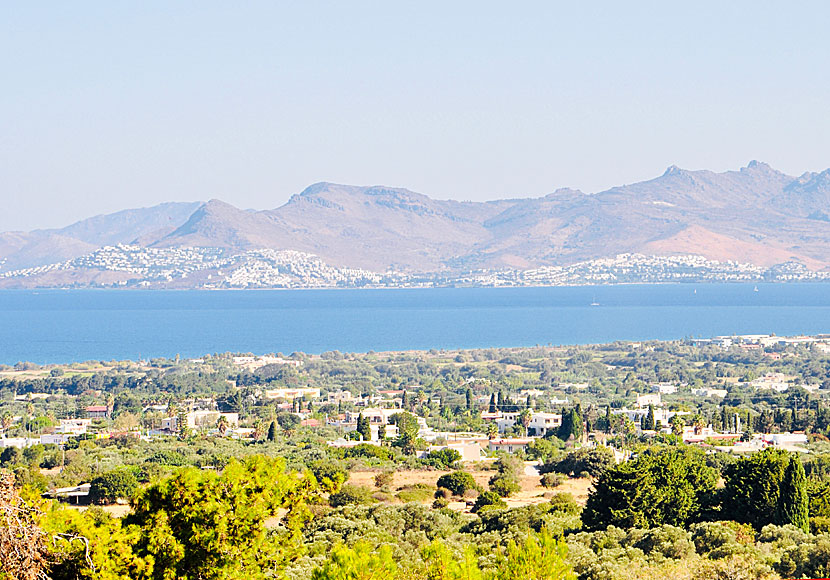 Man kan flyga till Bodrum i Turkiet och åka färja över till Kos och sedan öluffa i Dodekaneserna.