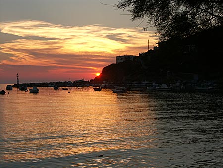 Solnedgång i Kini på Syros. 