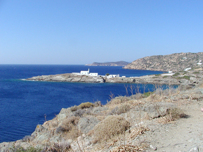 På väg mot Chrysopigi, Sifnos berömda kloster.