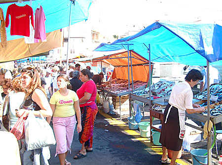 Lördagsmarknaden inne i Heraklion på Kreta.