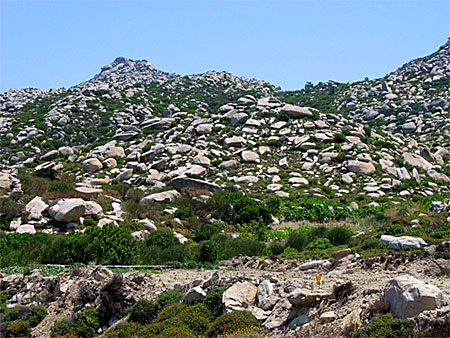 Landskapet långt västerut på Ikaria.