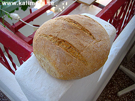 Gott grekiskt bröd hos bagaren på Karpathos.